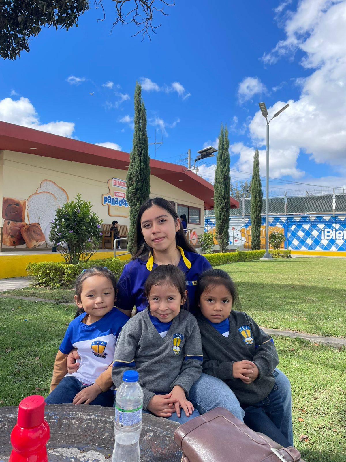 Docente y alumnos de Adonai